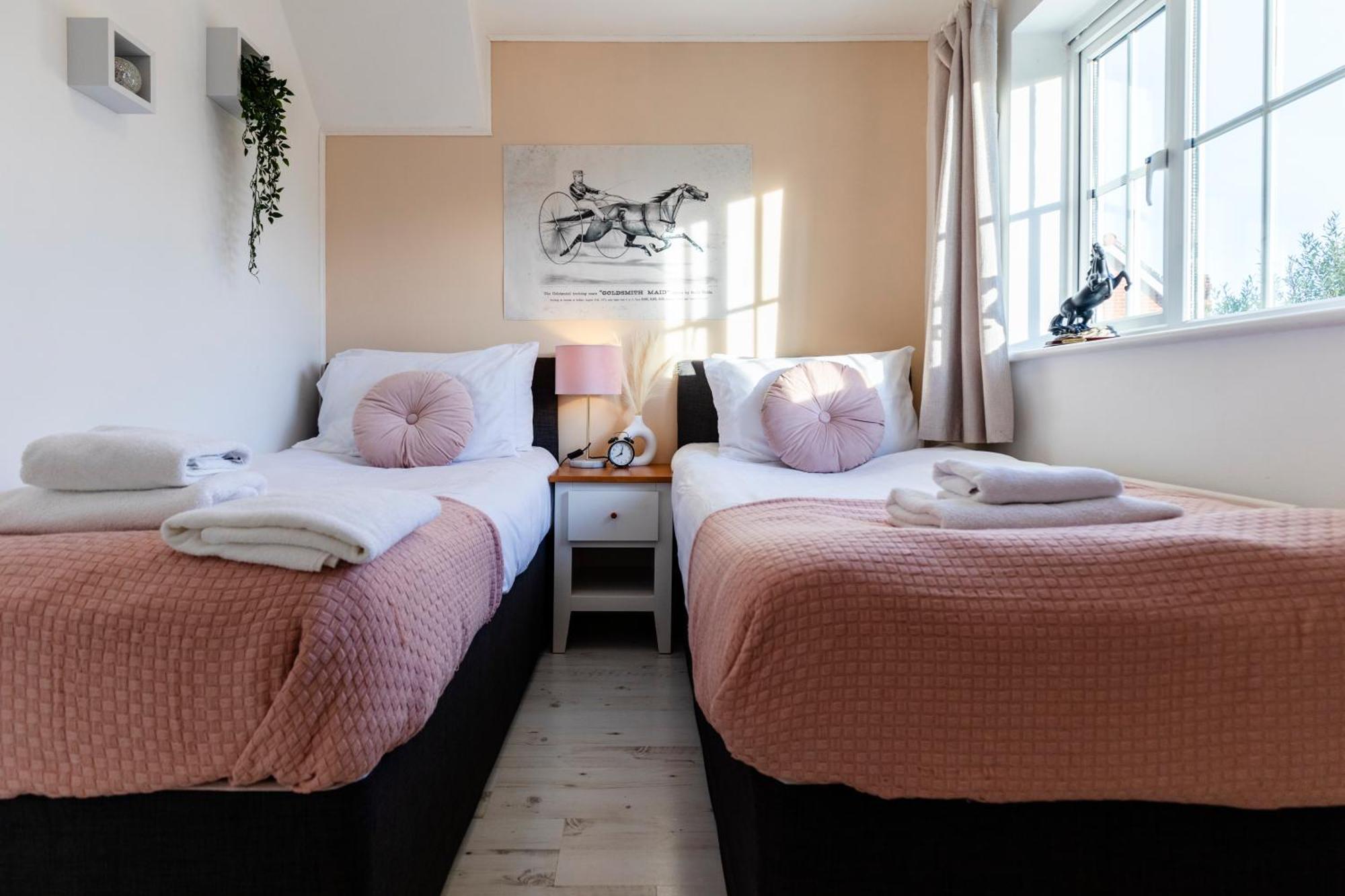 Chichester Retreat House With Free Parking Екстериор снимка